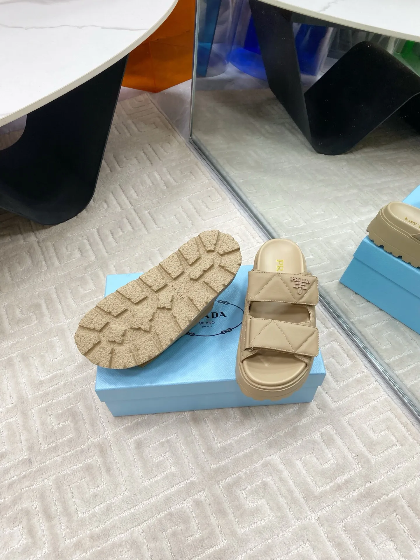 👟👟Ex-factory price 580👟👟 Prada Prada 2025 spring and summer new sandals Roman thick-soled Velcro sandals slippers The latest catwalk style, classic upgrades Comfort and fashionability coexist Each color combination looks good, and the design matches different style needs Upper: Original customized cowhide Lining: Original customized sheepskin lining, cowhide Foot pads Outsole: Original open-molded anti-slip outsole Shoe size: 35-40
